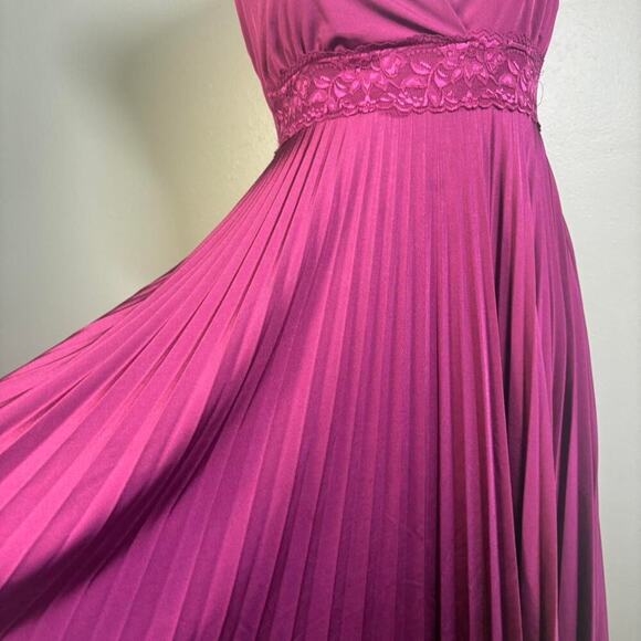 Soprano Y2K Size M Burgundy Lace Trim Pleated V-Neck Slip On Knee Length Dress - Picture 3 of 8